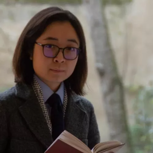 Visage quart profil livre Linh Dan TOPI femme cravate lunettes